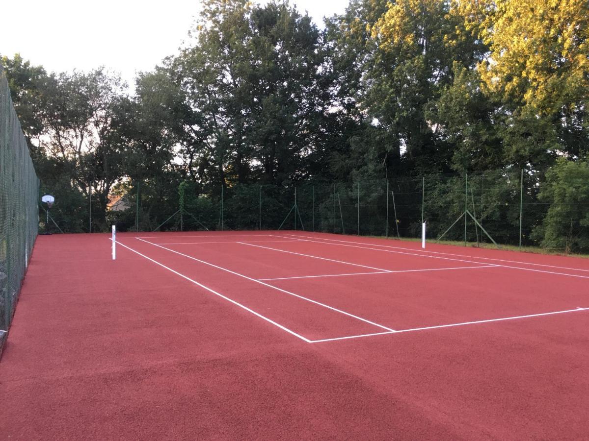 Gite Avec Tennis En Baie Du Mont Saint Michel A 15 Minutes De La Mer Les Chambres Bagian luar foto
